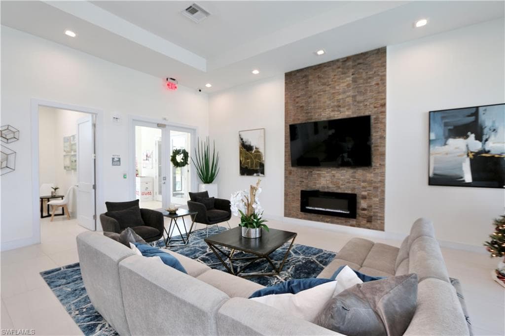 7352 Rockefeller DR, NAPLES FL 34119-34