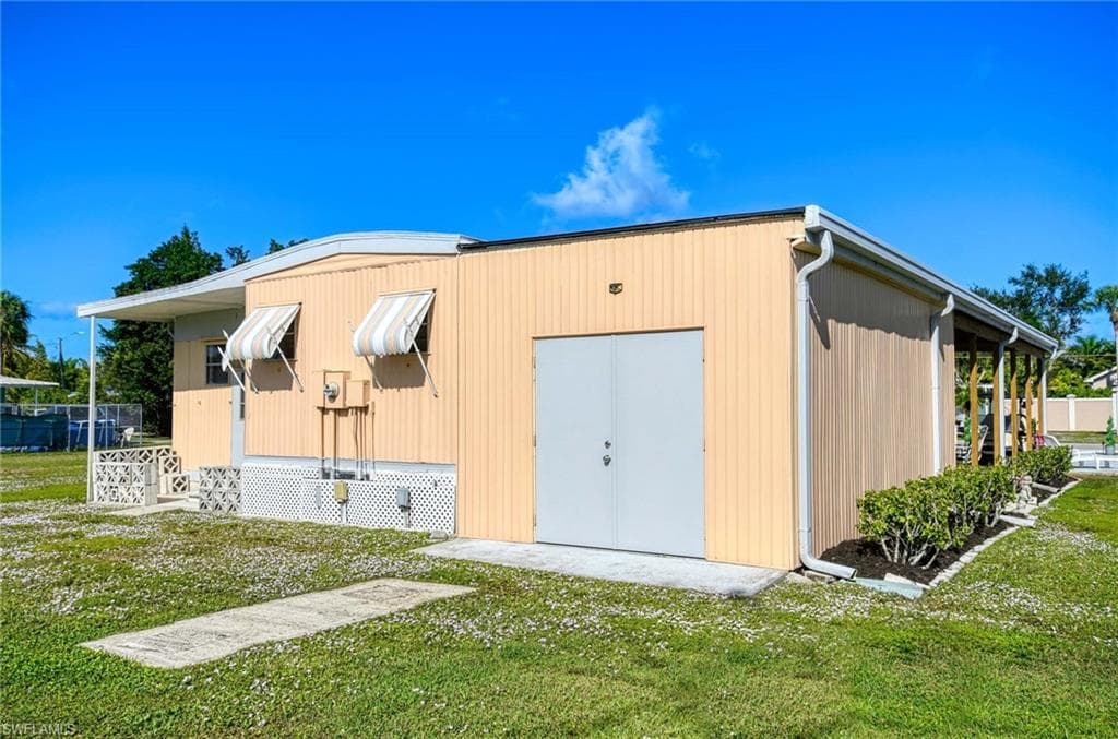 41 Sonderhen DR, NAPLES FL 34114-20