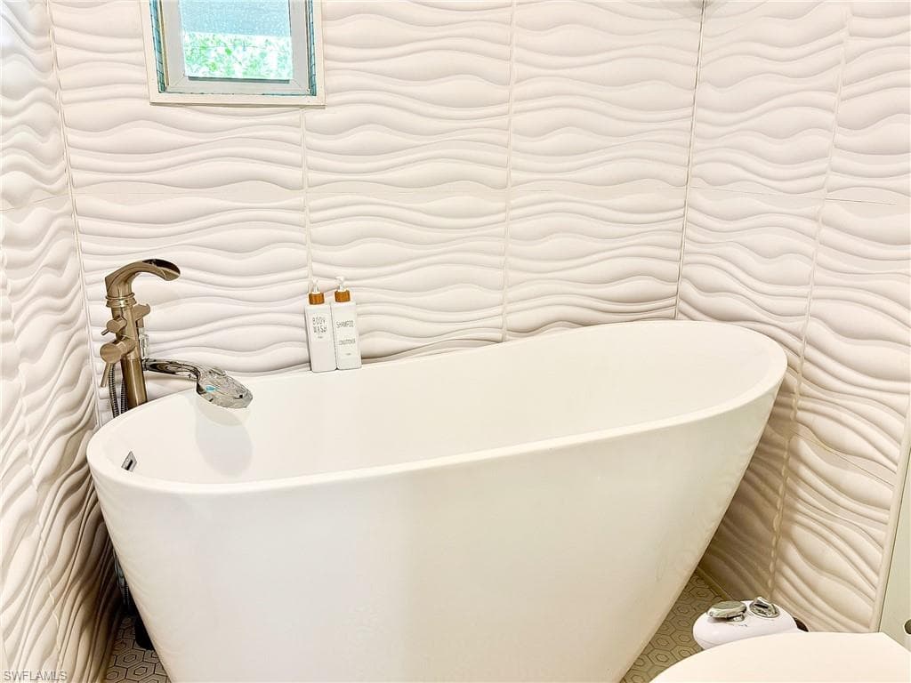 33 Henderson DR, NAPLES FL 34114-4