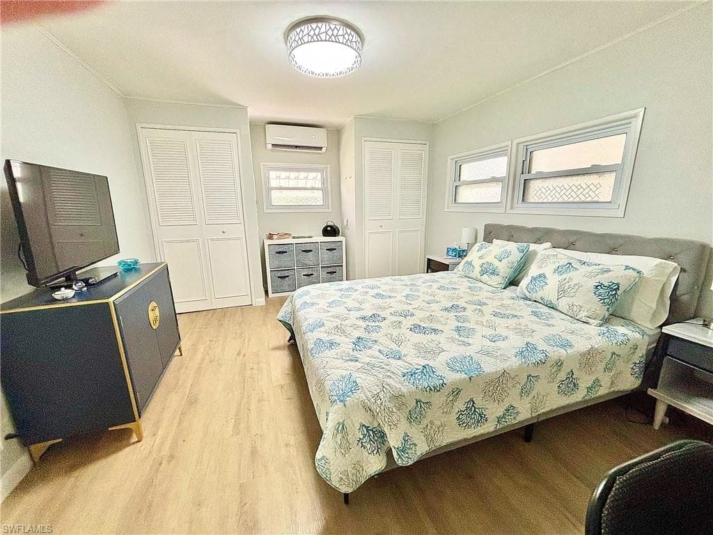 33 Henderson DR, NAPLES FL 34114-19