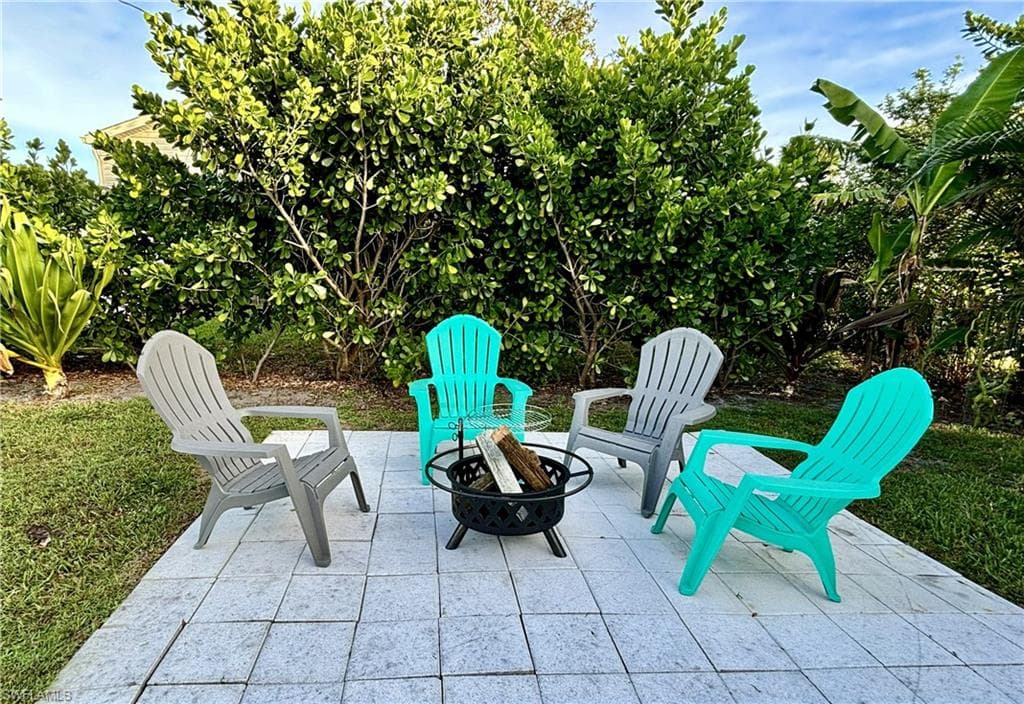 33 Henderson DR, NAPLES FL 34114-33