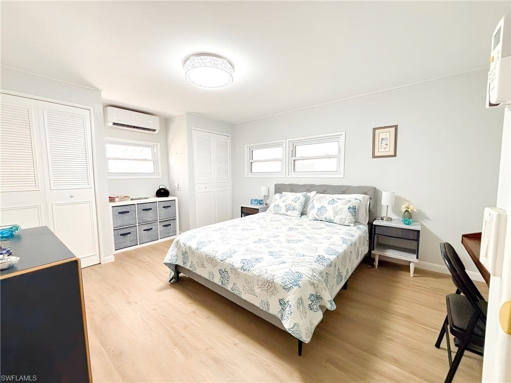 33 Henderson DR, NAPLES FL 34114-18