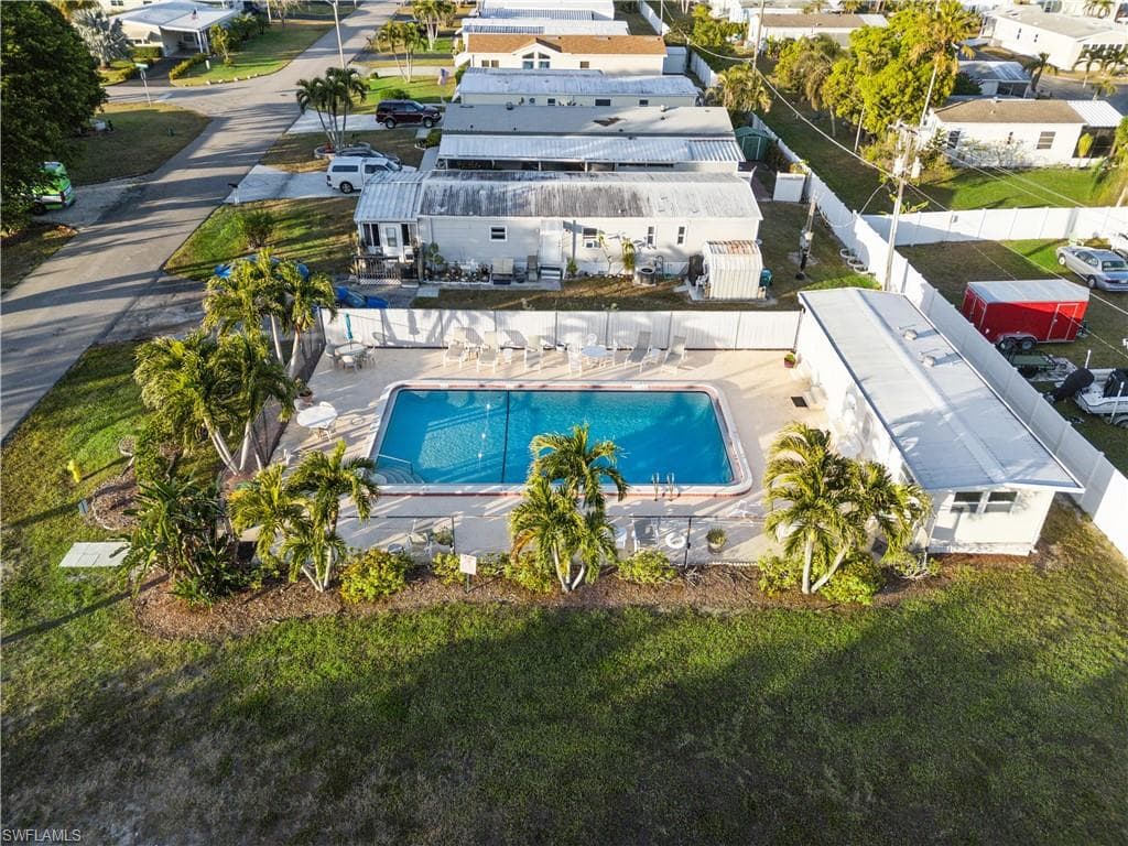 455 Cape Florida WAY, NAPLES FL 34104-9
