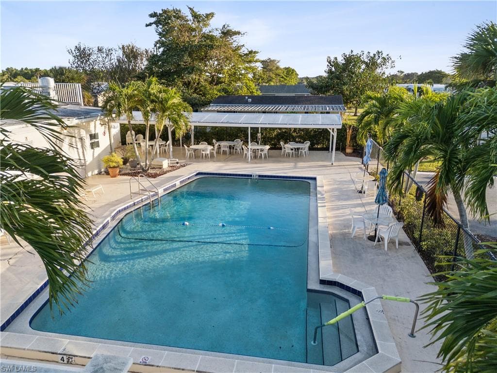 455 Cape Florida WAY, NAPLES FL 34104-13