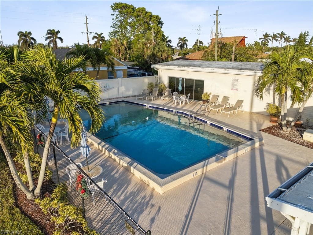 455 Cape Florida WAY, NAPLES FL 34104-14