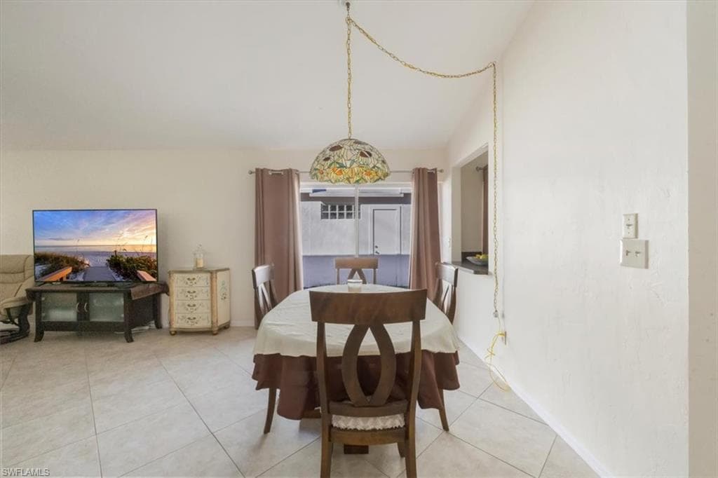 1321 Naples Lake DR, NAPLES FL 34104-5