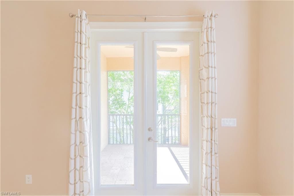 2915 Coco Lakes DR, NAPLES FL 34105-35