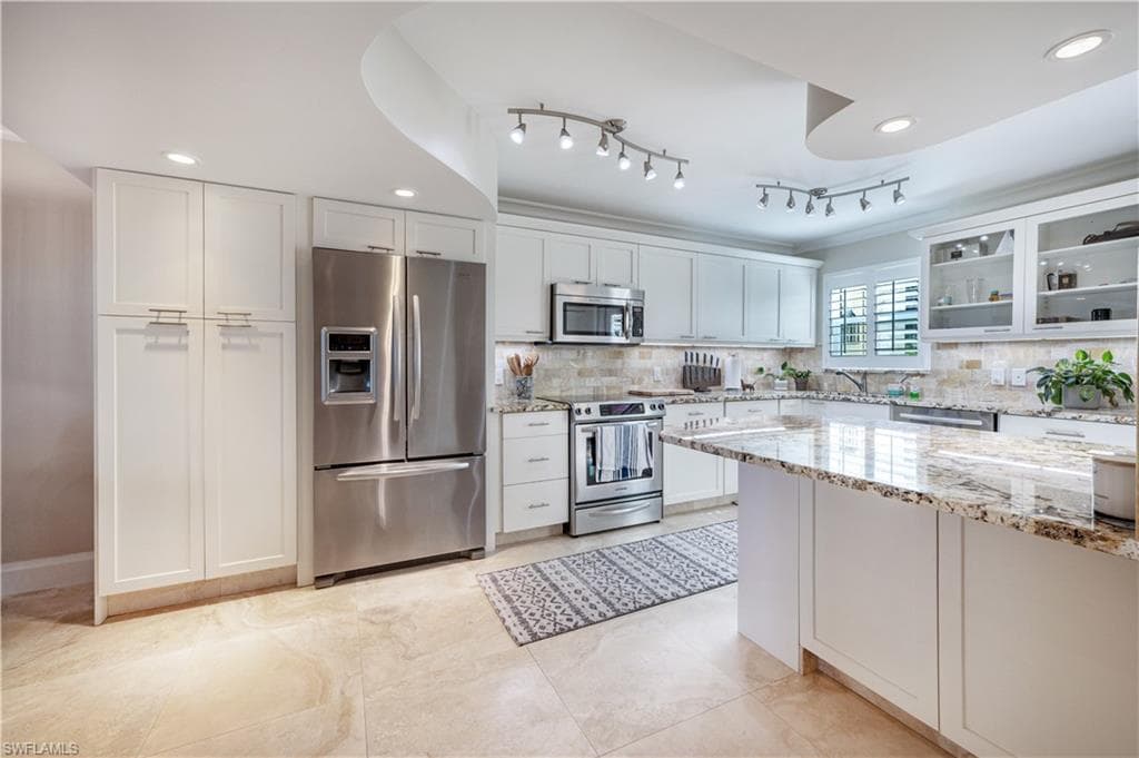 800 RIVER POINT DR # 207, NAPLES FL 34102-16