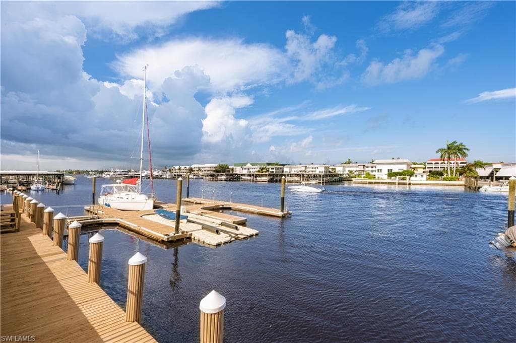 800 RIVER POINT DR # 207, NAPLES FL 34102-2