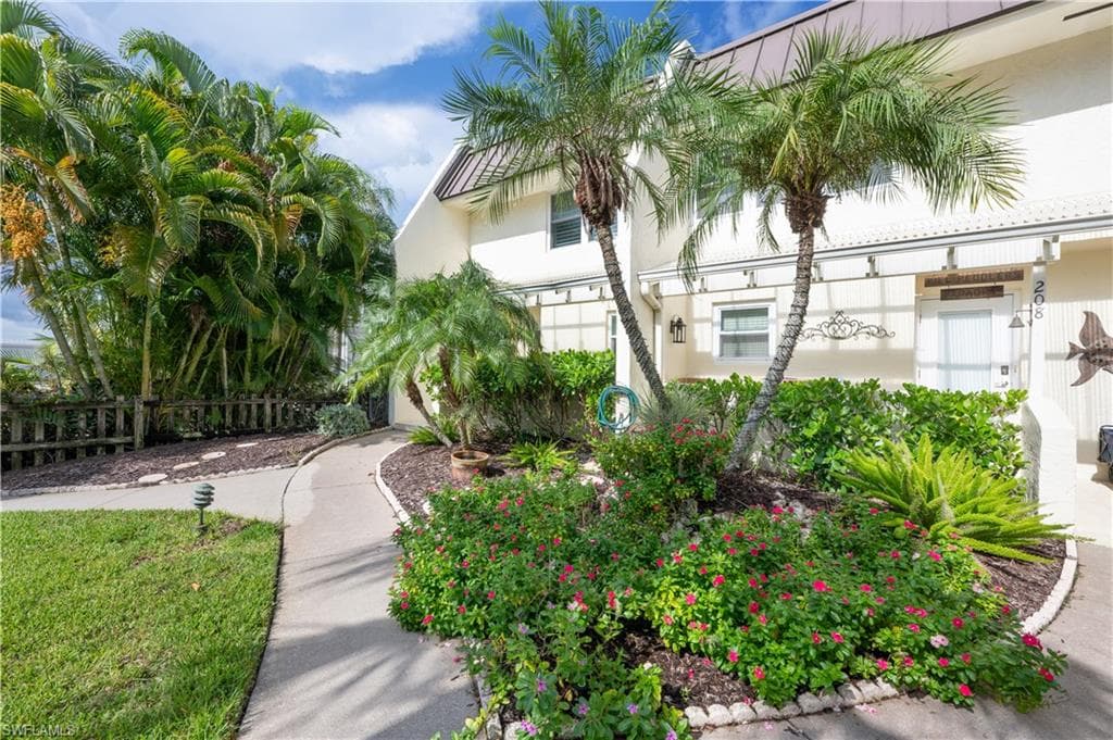 800 RIVER POINT DR # 207, NAPLES FL 34102-4