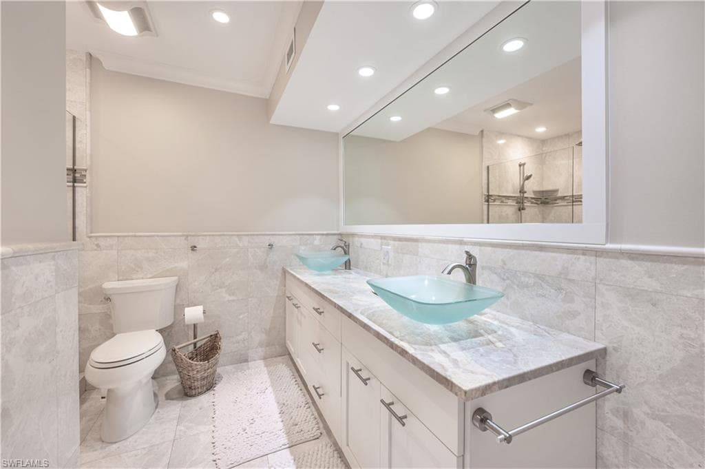 800 RIVER POINT DR # 207, NAPLES FL 34102-33