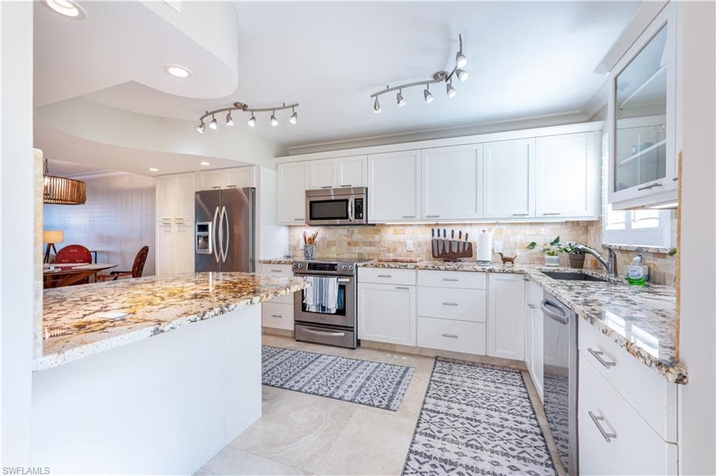 800 RIVER POINT DR # 207, NAPLES FL 34102-14