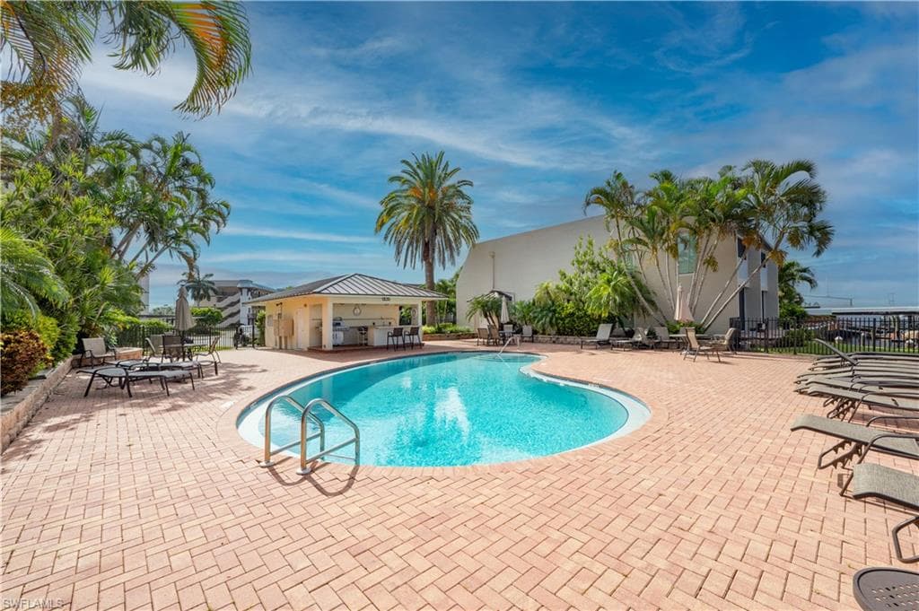 800 RIVER POINT DR # 207, NAPLES FL 34102-43