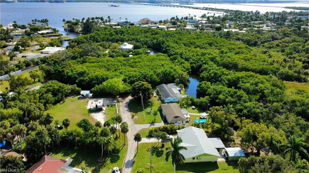 137 Dow LN, NORTH FORT MYERS FL 33917-36