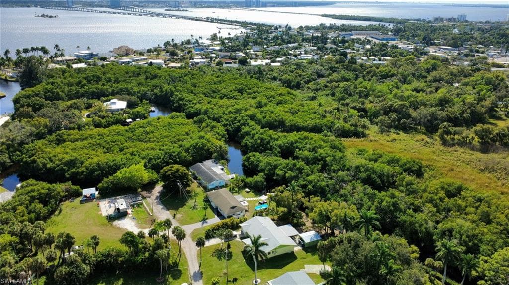 137 Dow LN, NORTH FORT MYERS FL 33917-38