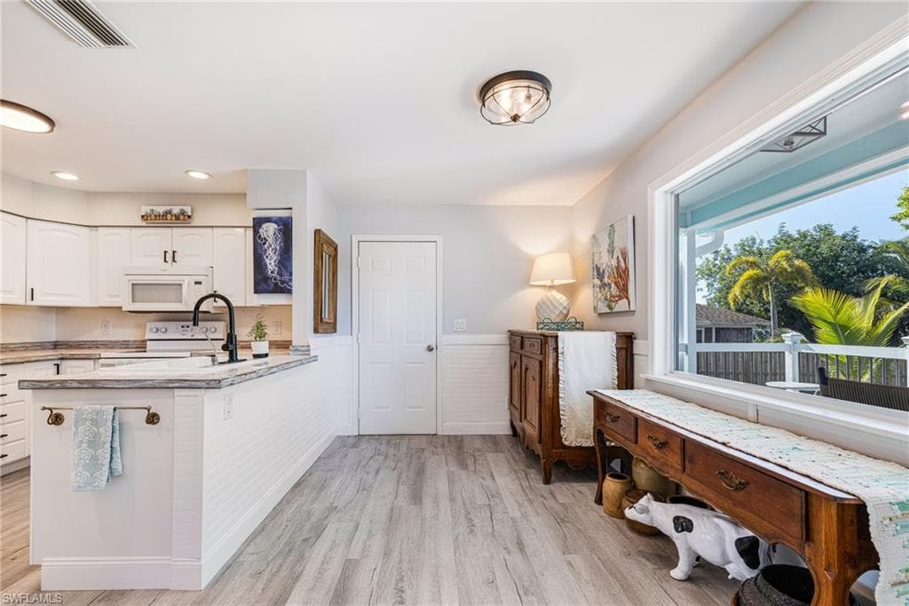 20520 Pine Tree LN, ESTERO FL 33928-6