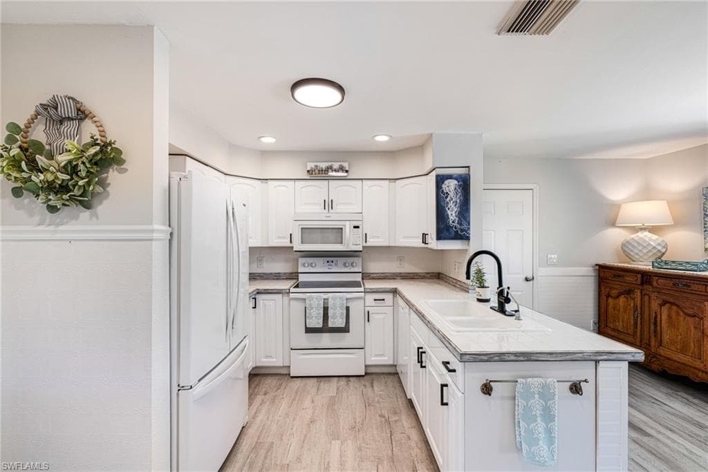 20520 Pine Tree LN, ESTERO FL 33928-8