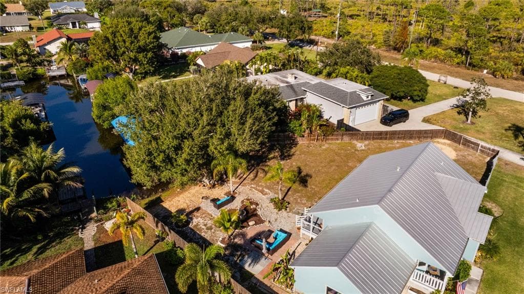 20520 Pine Tree LN, ESTERO FL 33928-33