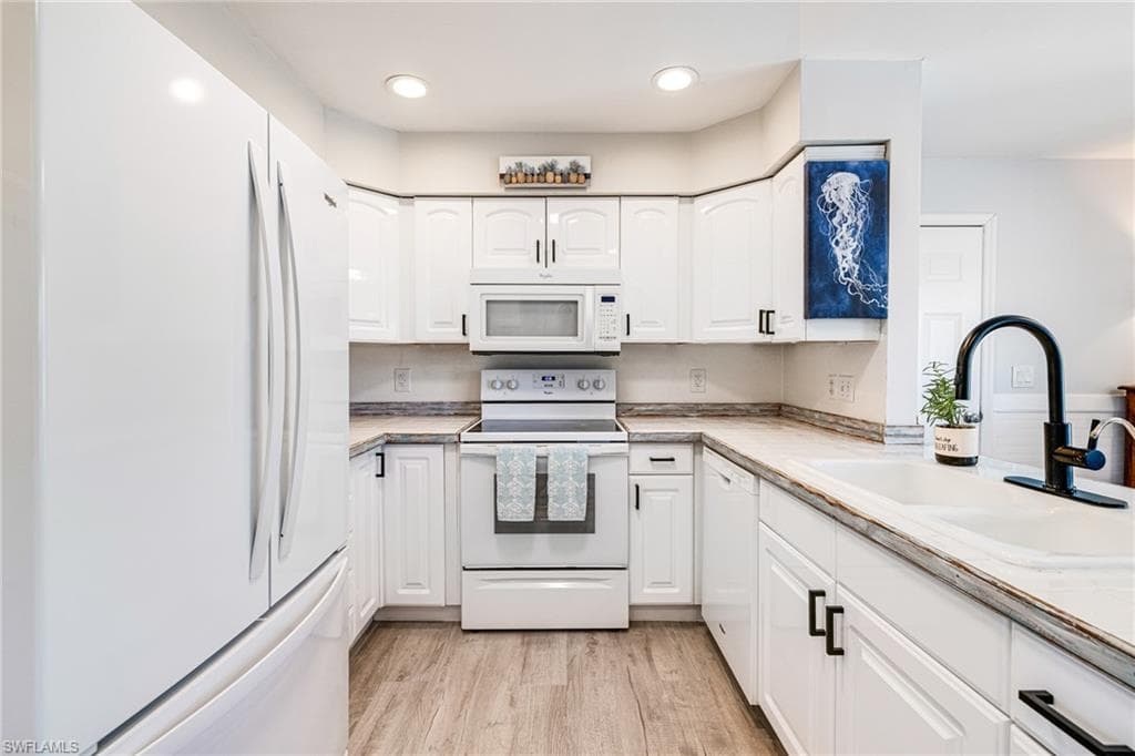 20520 Pine Tree LN, ESTERO FL 33928-9