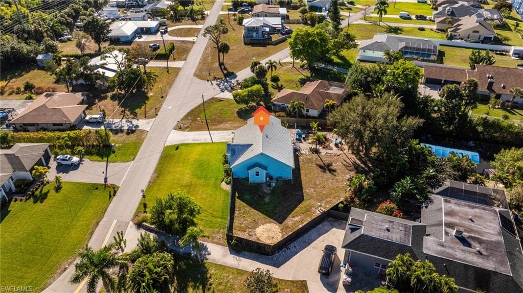 20520 Pine Tree LN, ESTERO FL 33928-32