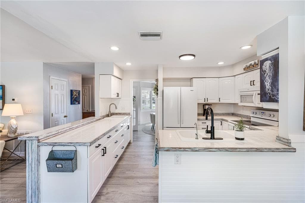 20520 Pine Tree LN, ESTERO FL 33928-7