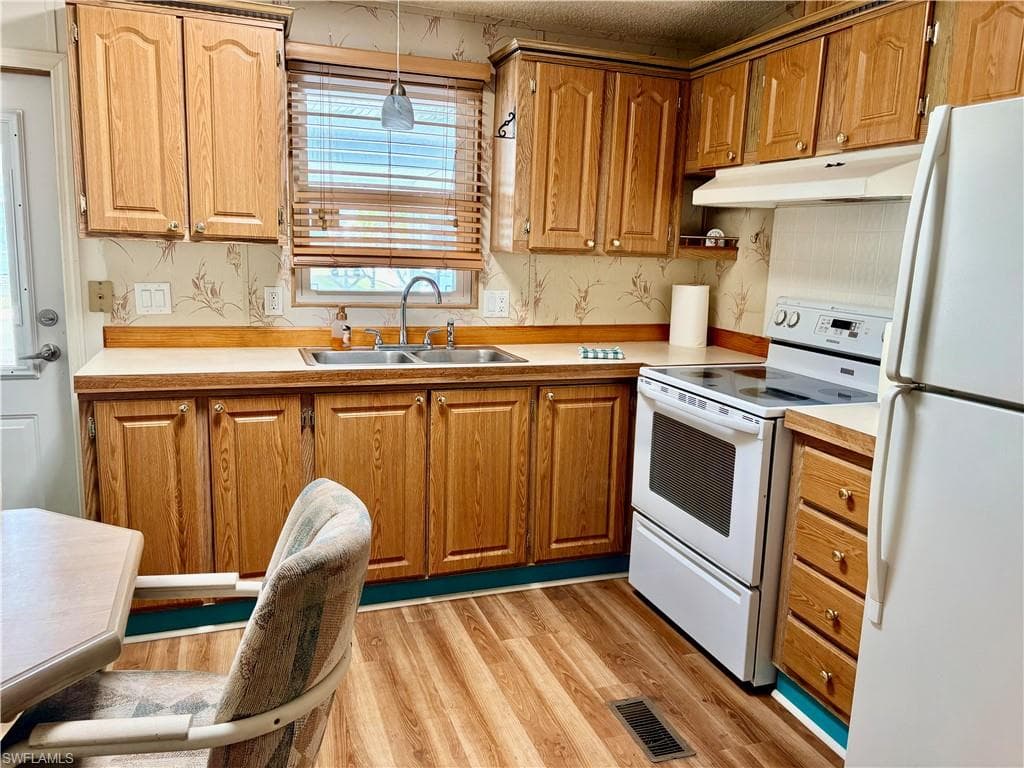 3142 Linwood DR, NORTH FORT MYERS FL 33917-13