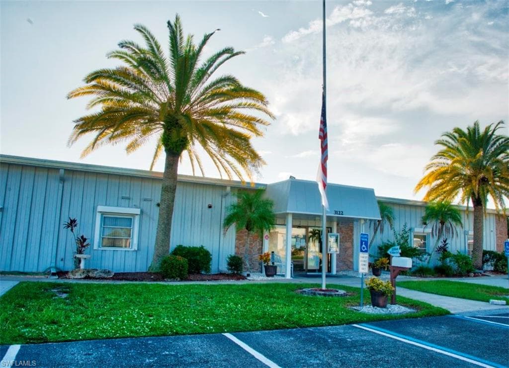 3142 Linwood DR, NORTH FORT MYERS FL 33917-38