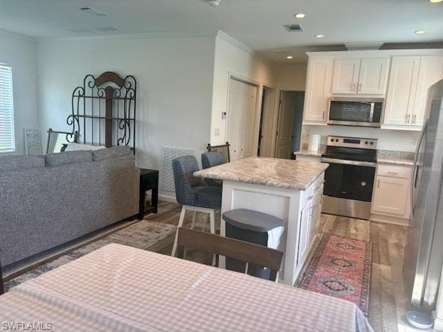 302 Shoreland DR, FORT MYERS FL 33905-2