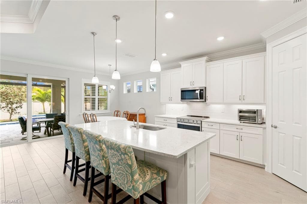 387 Grace Bay LN, NAPLES FL 34114-9