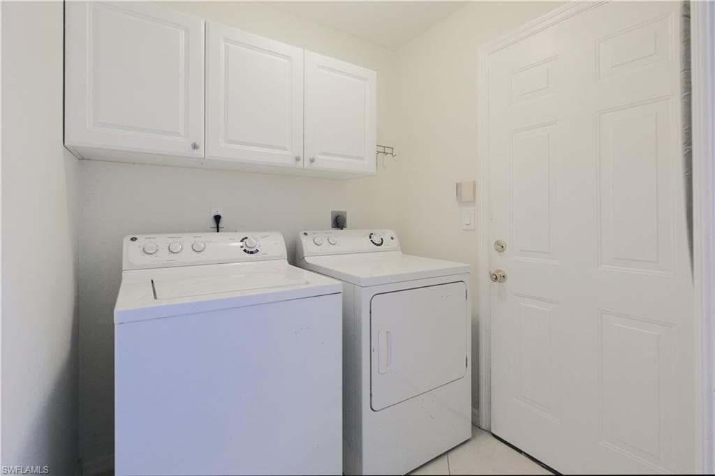 5442 Whitten DR, NAPLES FL 34104-24