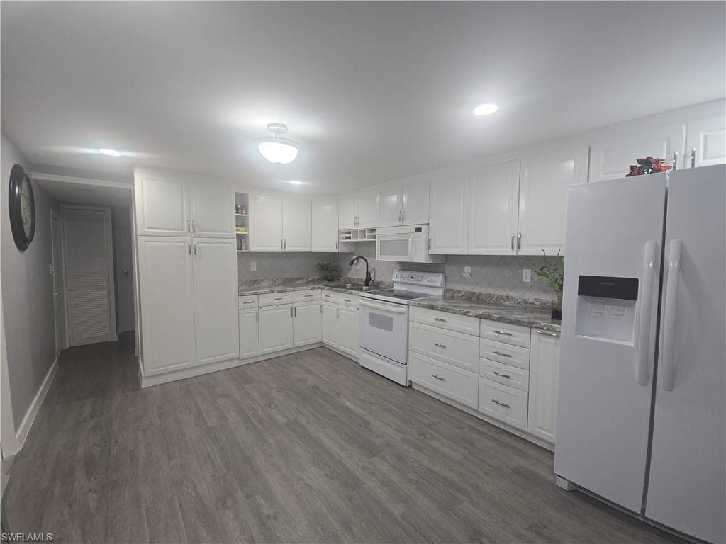 9 Moonstone CIR, NAPLES FL 34112-5