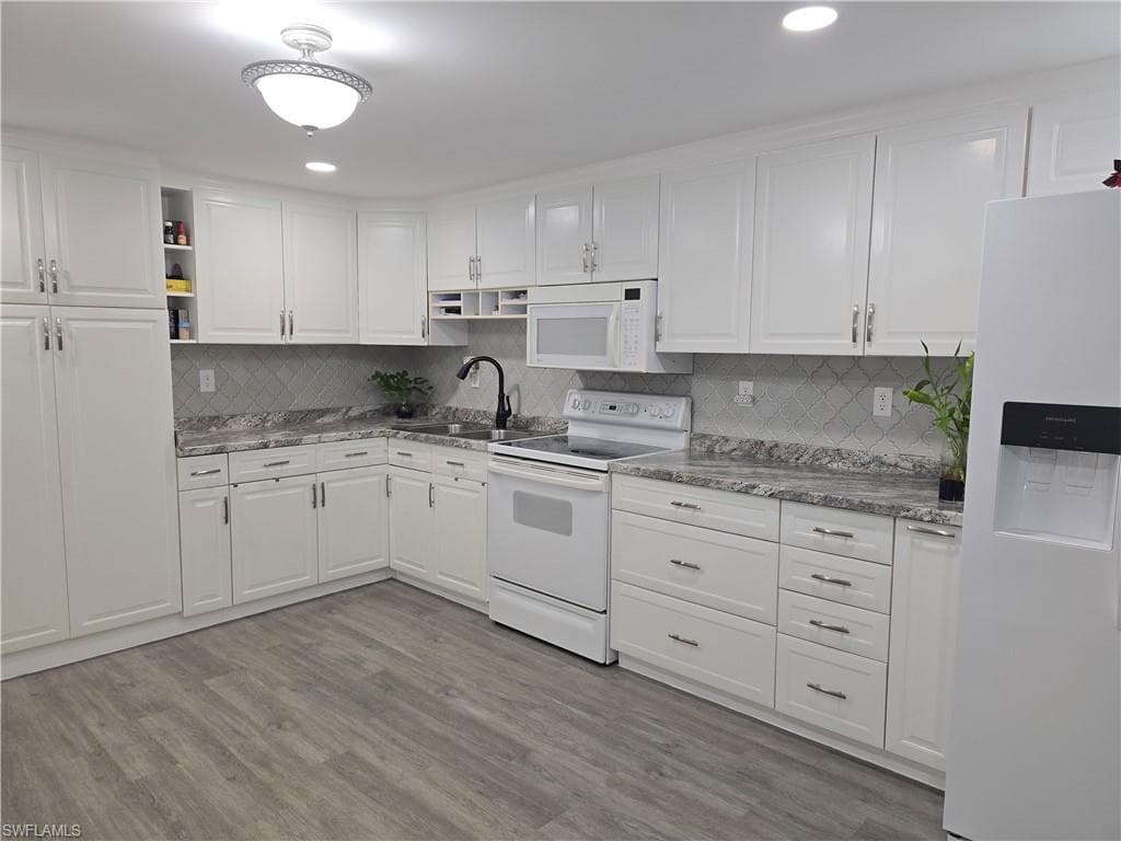 9 Moonstone CIR, NAPLES FL 34112-4