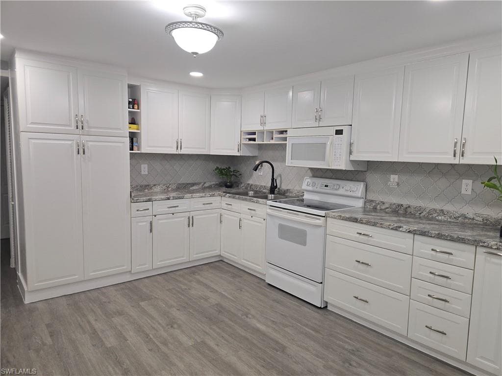 9 Moonstone CIR, NAPLES FL 34112-7