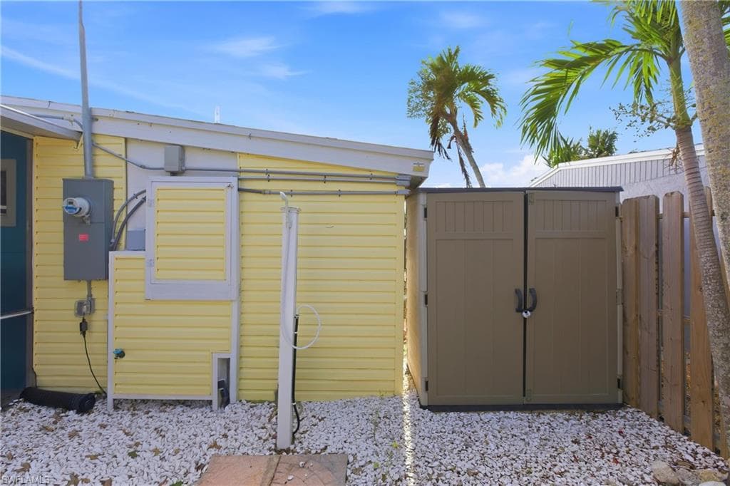 185 Hibiscus DR, FORT MYERS BEACH FL 33931-35