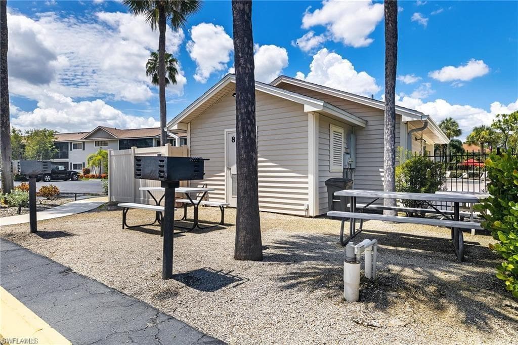 8121 S Woods CIR # 8, FORT MYERS FL 33919-26