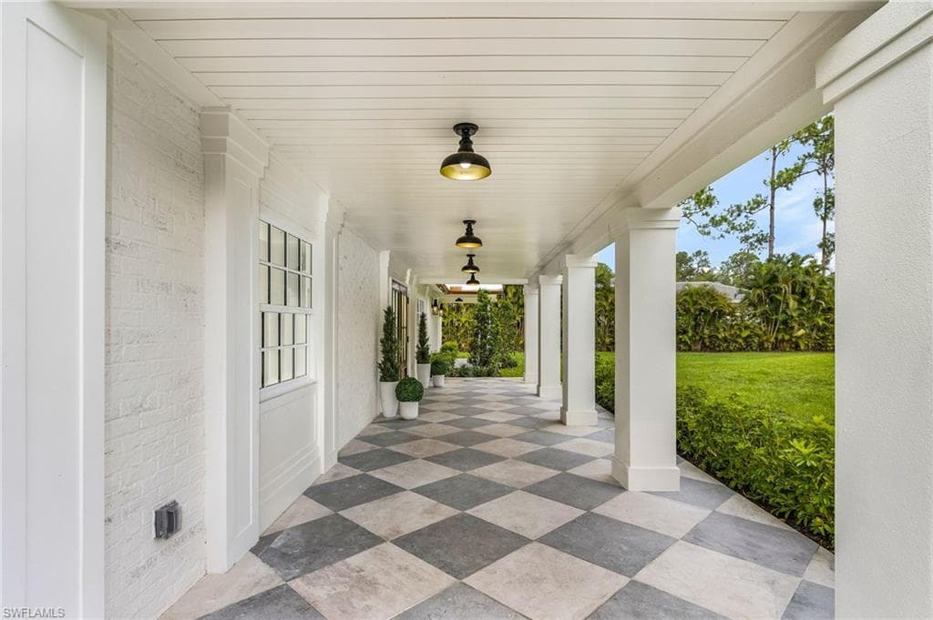 6155 Standing Oaks LN, NAPLES FL 34119-2