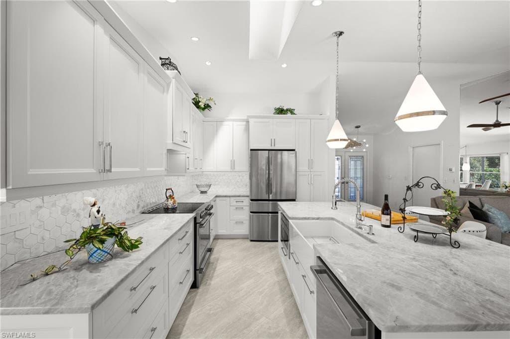 945 Moon Lake DR, NAPLES FL 34104-2