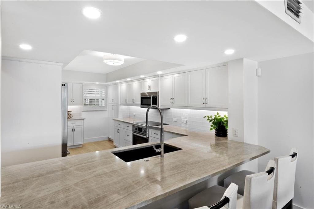 800 River Point DR # 212, NAPLES FL 34102-10