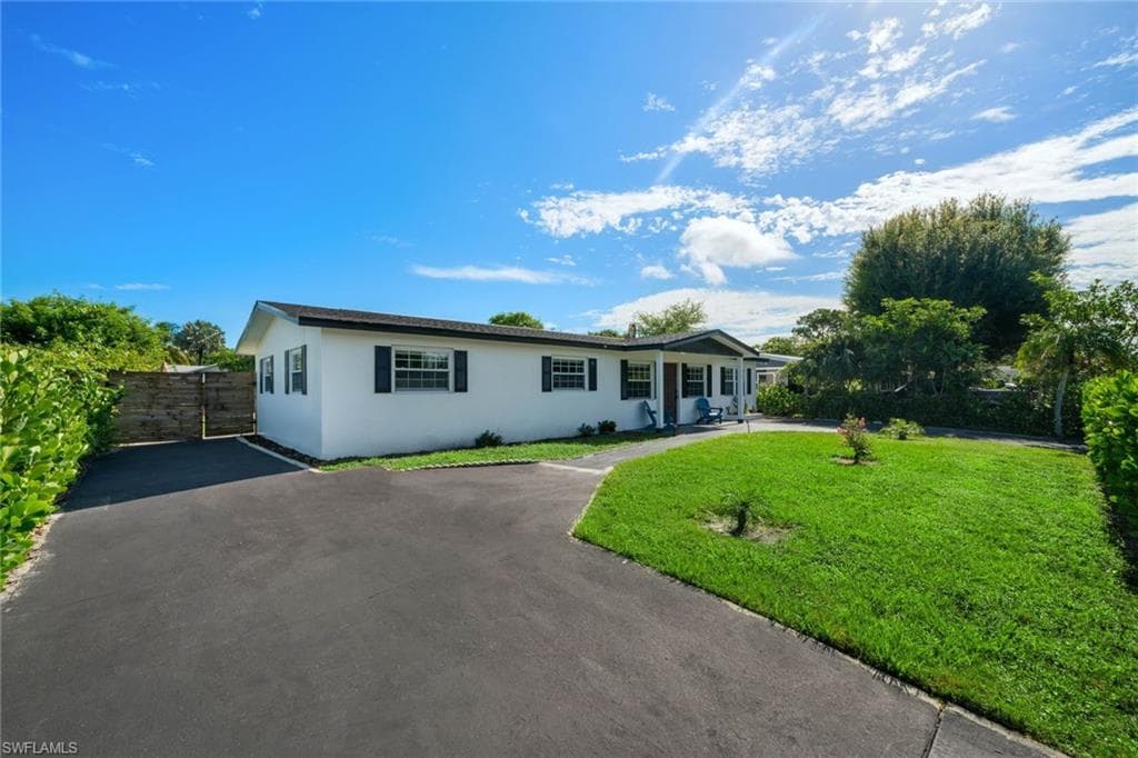 3999 Guava DR, NAPLES FL 34104-27