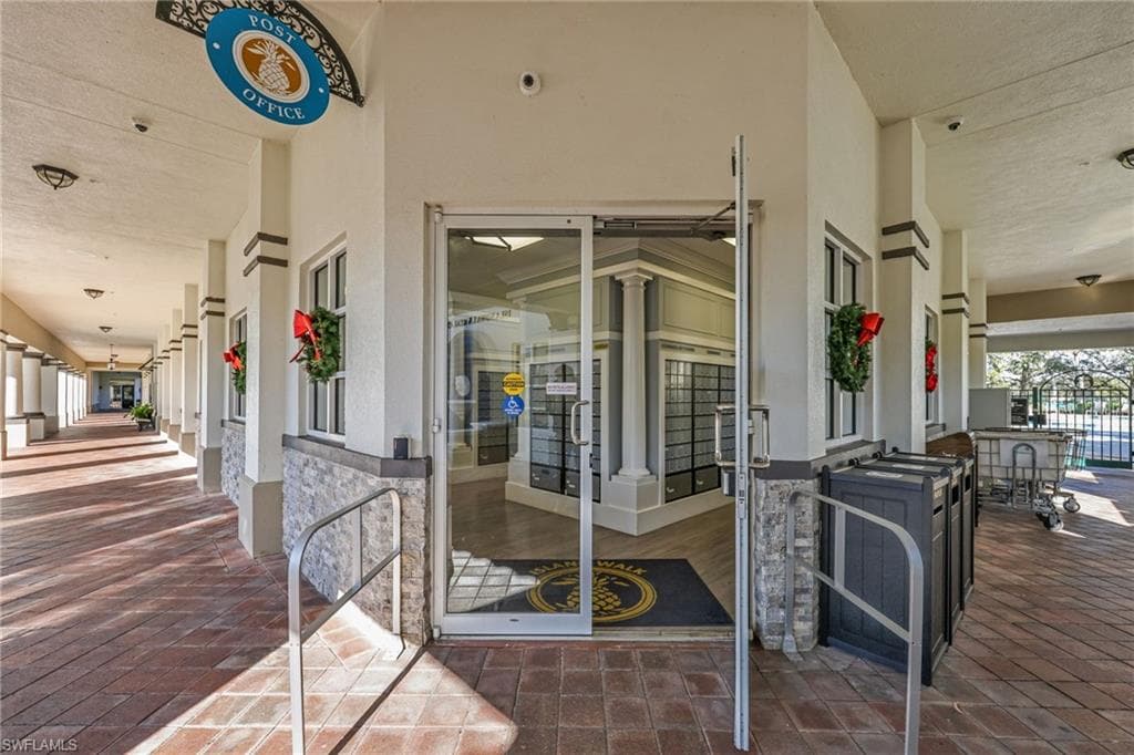 5781 Drummond WAY, NAPLES FL 34119-35