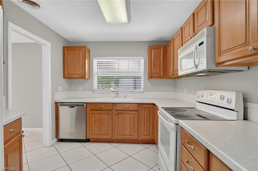 1336 Lake Shore DR, NAPLES FL 34103-10