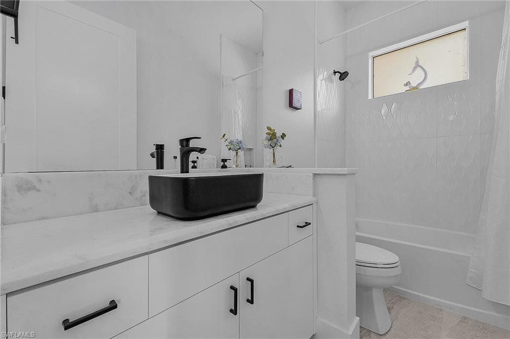2499 Pine ST, NAPLES FL 34112-13