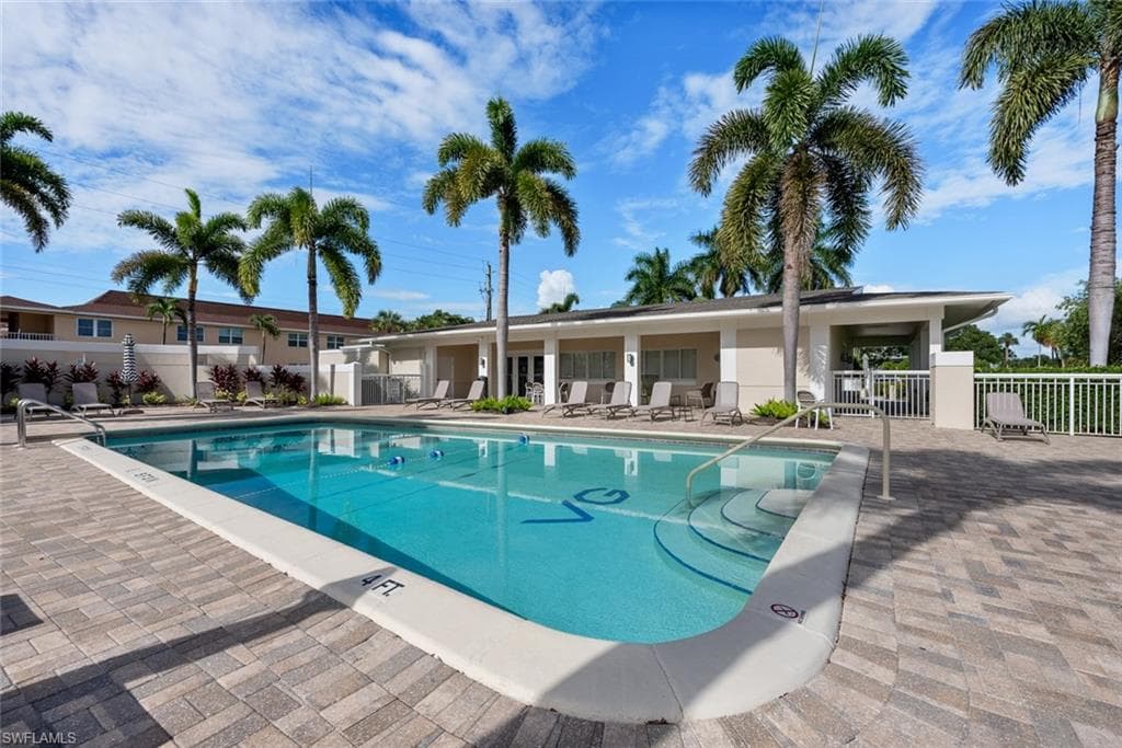 606 Broad AVE S # J606, NAPLES FL 34102-19