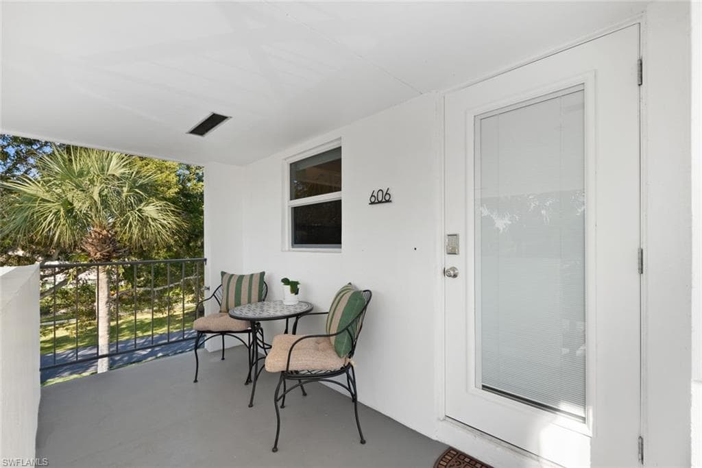 606 Broad AVE S # J606, NAPLES FL 34102-18