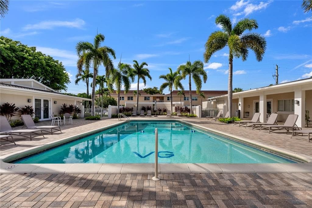 606 Broad AVE S # J606, NAPLES FL 34102-20