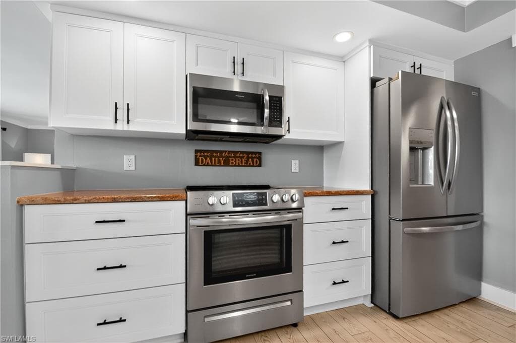 190 Tahiti CIR, NAPLES FL 34113-8