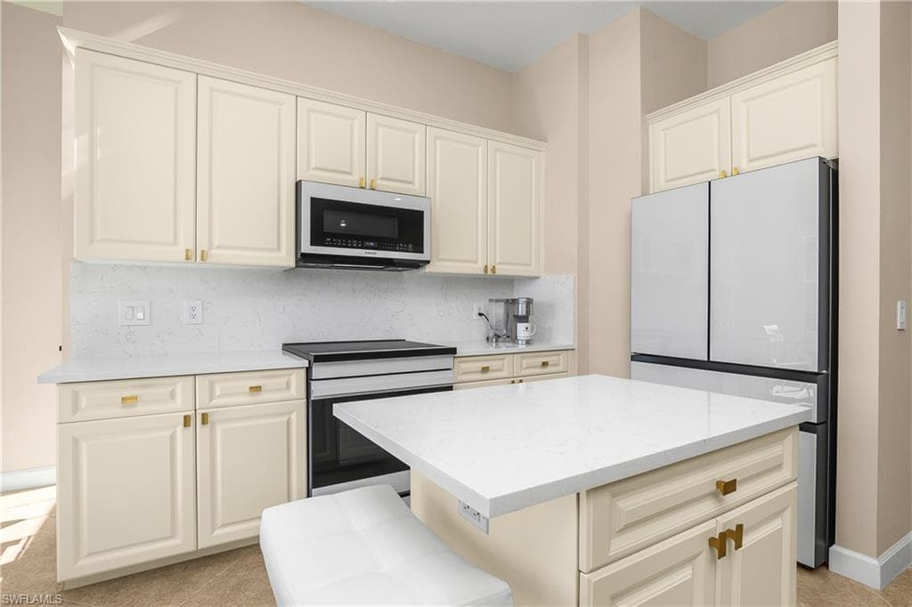 9261 Indigo Isle CT # 202, ESTERO FL 34135-21