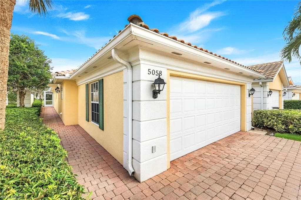 5058 Kingston WAY, NAPLES FL 34119-2
