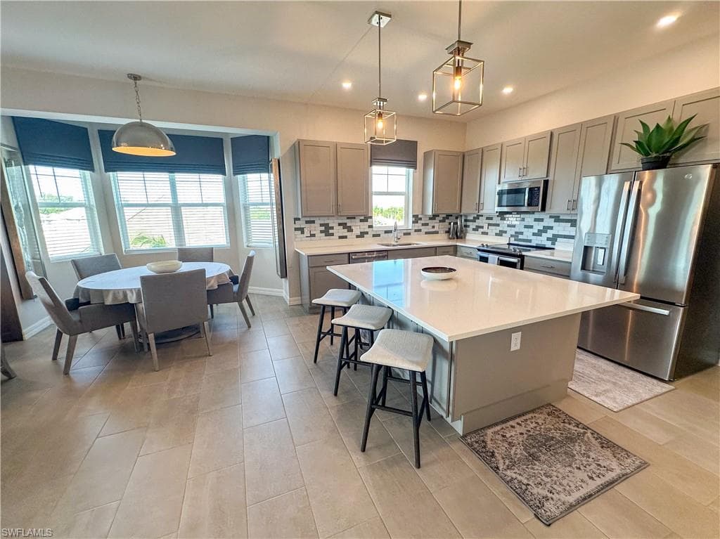163 Indies DR E # 206, NAPLES FL 34114-6