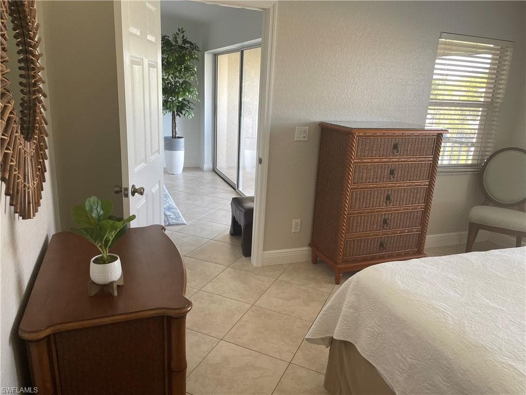 9640 Victoria LN # 305, NAPLES FL 34109-9